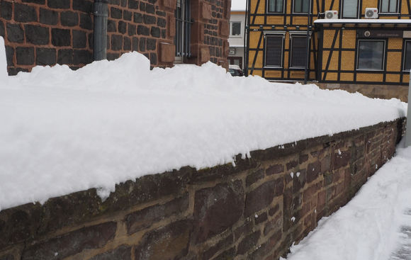 Schnee vor Haus